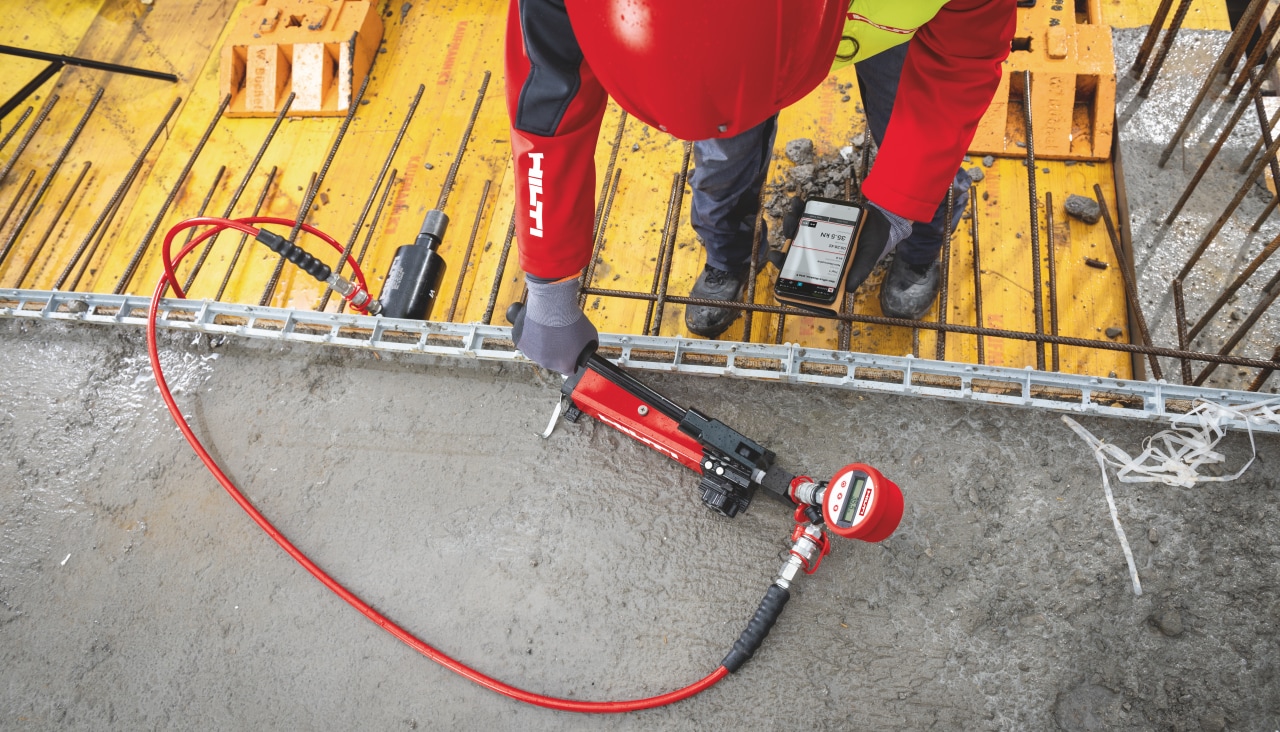 使用數(shù)字化 HAT 180 錨固測試儀進(jìn)行現(xiàn)場鋼筋測試